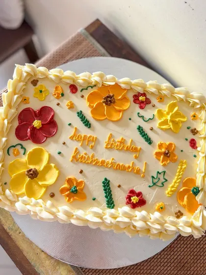A top-down view of the entire floral sheet cake.