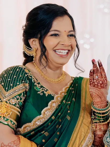 One bride, three stunning looks for her Sakharpudha. This look in a green saree features a consistent base with subtle variations in eye makeup to match the outfit.