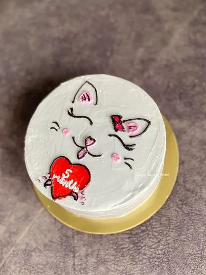 The cutest little cat cake for a baby's 5th month birthday. This simple and sweet design is perfect for celebrating monthly milestones.