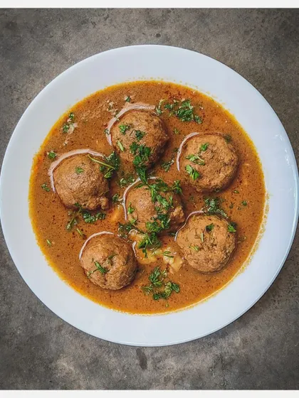 A bowl of my rich and earthy Khaima Unde Saaru, garnished with fresh coriander.
