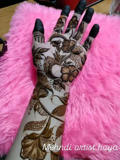 A simple yet striking Arabic-style design that flows from the wrist down to the middle finger. This kind of 'bail' design is perfect for parties and festivals.