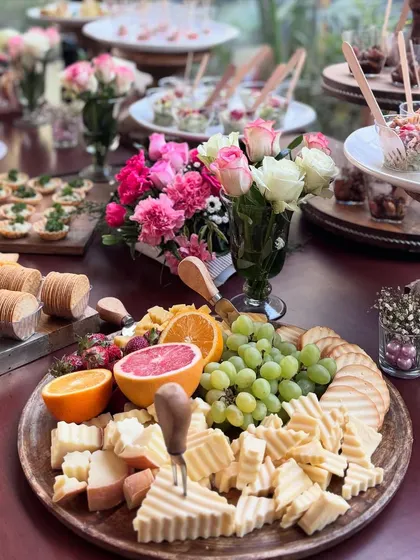 A closer look at one of my grazing tables, where every detail is considered. I love combining textures and flavours, like this board of assorted cheeses, fresh fruits, and crackers, perfect for a relaxed yet elegant gathering.