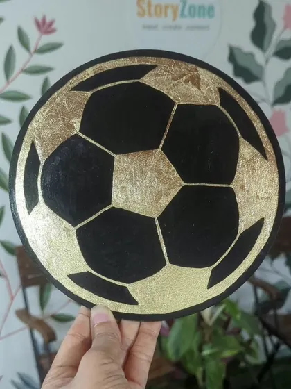 A football design brought to life with gold foil. A perfect project for sports fans!