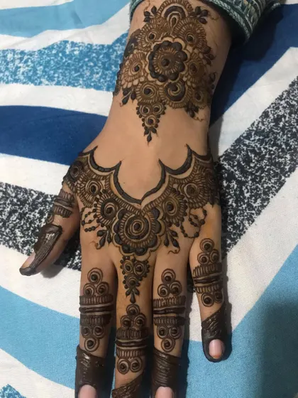 Another view of this elegant jewelry-style mehendi.