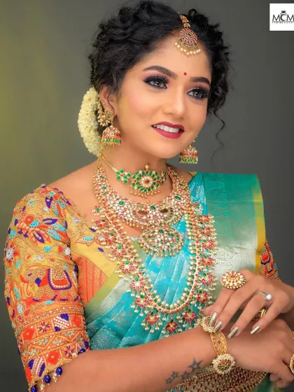 This rental set combines the elegance of Kundan work with traditional South Indian design. The green stones and pearl detailing add a touch of color and sophistication, making it a versatile choice for various wedding functions.