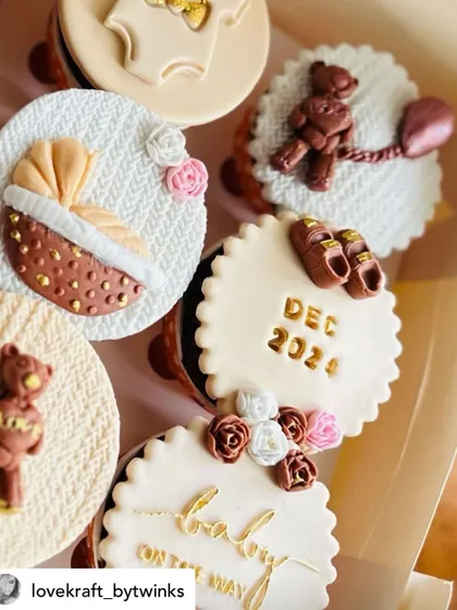 How beautiful are these baby shower cupcakes? They feature our "Baby on the way" POPup fondant stamp, which creates a lovely 3D effect on the fondant.
