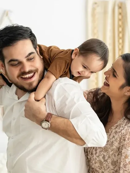 The best family photos are the ones filled with real laughter. This candid shot captures a joyful moment between a mother, father, and their toddler during a playful family session. It’s these unposed, happy memories that we live to capture.