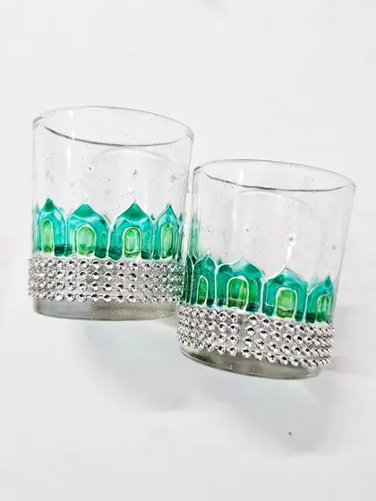 These 'Fancy Green' tea light cups feature a jeweled pattern painted in shades of green, with a silver beaded lace at the bottom for extra sparkle.