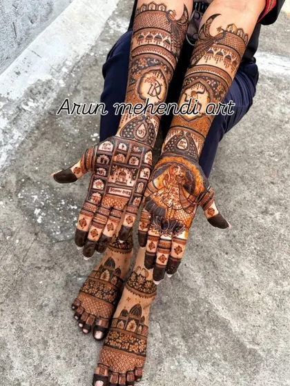 This full bridal look combines storytelling on the hands with beautiful patterns on the feet, creating a balanced and complete set.