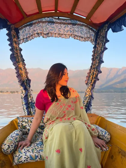 "Sohne nu sab sohna dikhda hai" (A beautiful person sees beauty everywhere). A golden hour photoshoot in a shikara on Dal Lake, a moment of reclaiming my story and unapologetically being the main character.