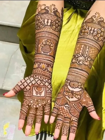 A graceful design with peacock motifs at the top of the arms. The hands feature a mix of traditional patterns, creating a balanced and beautiful look.