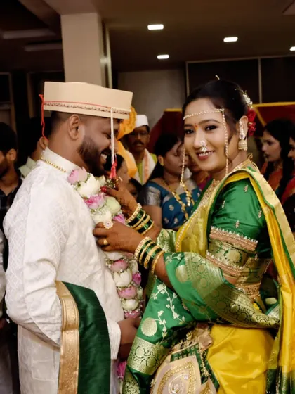 A joyful moment captured between the couple. The bride's smile is her best accessory, enhanced by a makeup look that is both radiant and long-lasting.