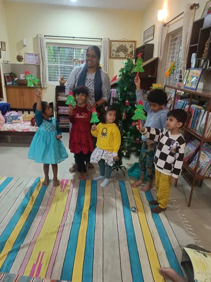 The joy on their faces says it all. Here, our little creators proudly show off the Christmas tree crafts they made after a festive story session, a wonderful memory and a handmade treasure to take home.