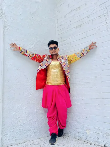 In costume and full of energy on the set of the "Teri Laal Chunariya" music video shoot. I bring this same level of passion to all my choreography projects.