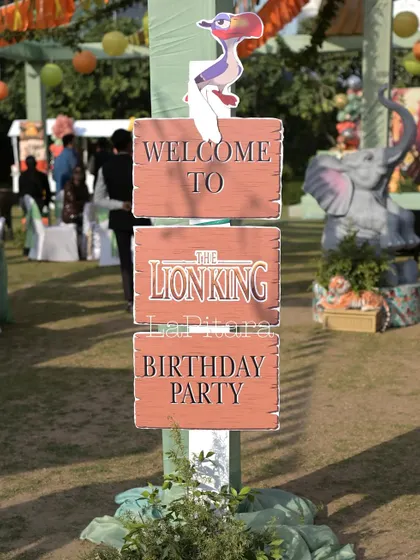 A simple and clear welcome sign for 'The Lion King Birthday Party', featuring the character Zazu.