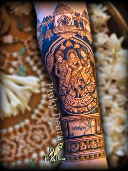 This detailed portrait shows the bride with her parents, a moment of love and blessing before she begins her new life. Including family portraits makes the mehndi an emotional tribute.