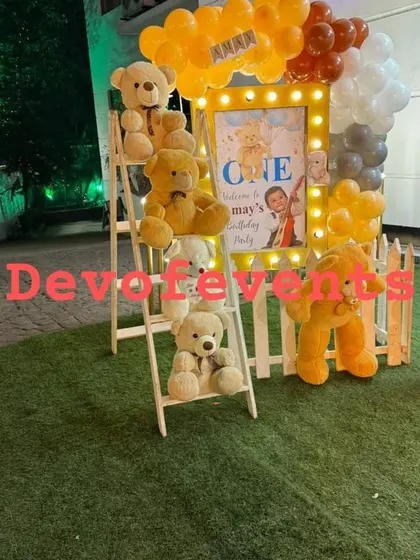 A detailed look at the welcome corner for a teddy bear party. A framed welcome sign and a ladder decorated with teddy bears create a personal and charming spot for photos.