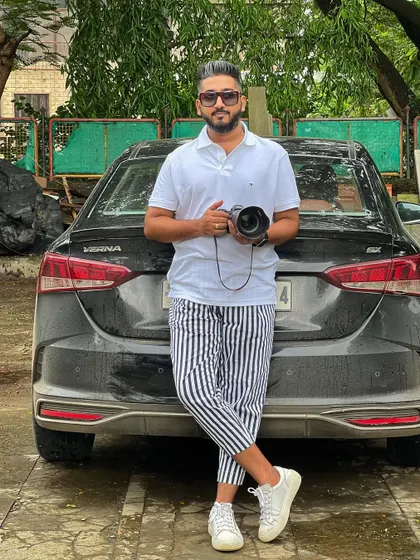 Another shot of me and my car, on the way to the next location.