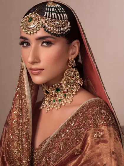 A full bridal look with a beautiful passa. Learn the complete styling in my upcoming Delhi masterclass.