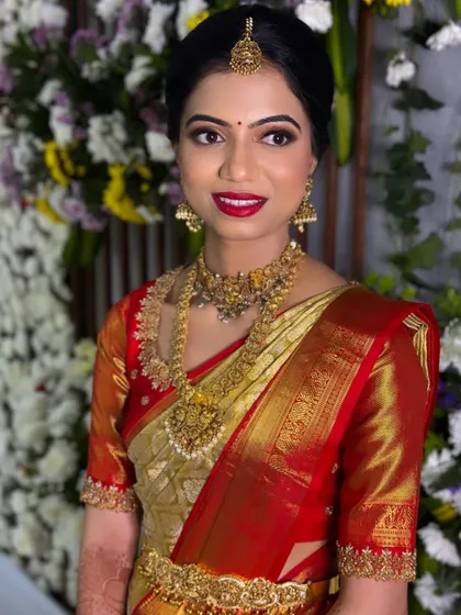 A beautiful smile from my bride Prakruthi. Her classic red lip and gold eyeshadow are a perfect match for her traditional Muhurtham attire.