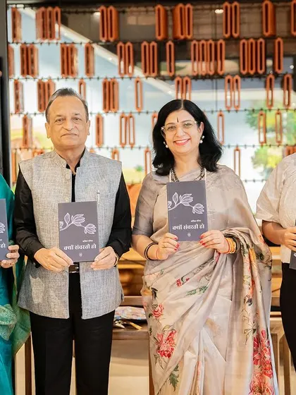 A group photo with Dr. Kavita Pania and attendees holding her new book, "Kyon Sanvarti Ho."
