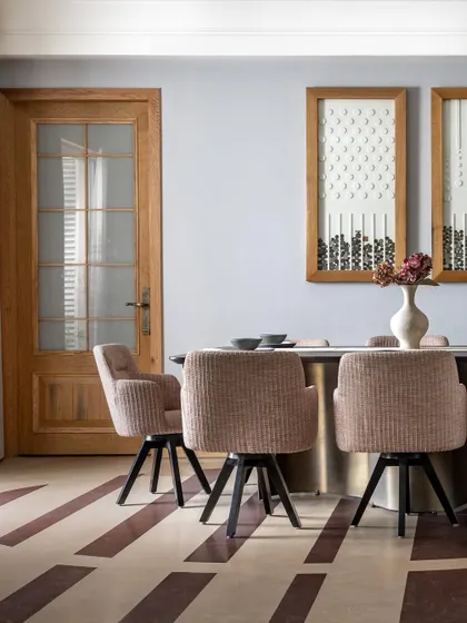In the Aalay residence, we used strategic flooring patterns and material choices to guide movement through the open-plan layout. This dining area demonstrates how circulation can be defined while maintaining a feeling of spaciousness and flow.