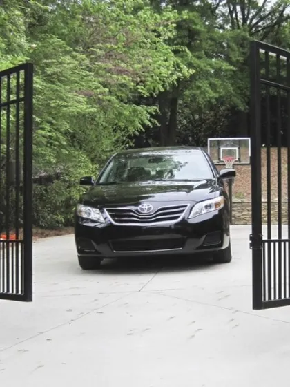Our entrance automation services include the installation of elegant and durable automatic gates. This system not only enhances the security of the property's perimeter but also adds a layer of modern convenience for residents.