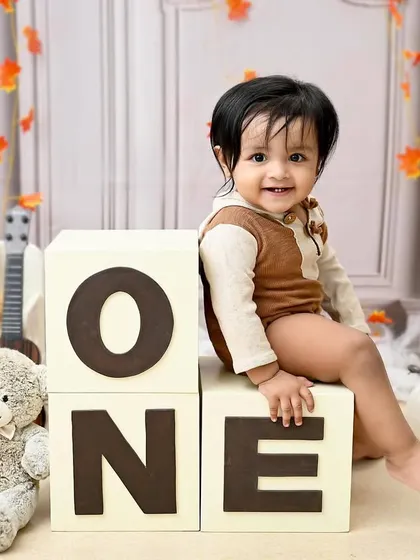 A sweet and classic sitter portrait. Leaning against his "ONE" blocks, this little boy's gentle smile is simply heartwarming.