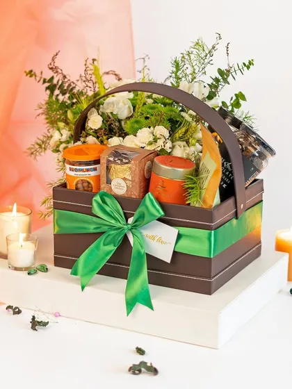 A stunning gift basket with fresh flowers, perfect for making a grand gesture. We can incorporate floral arrangements into our hampers for an extra touch of luxury.