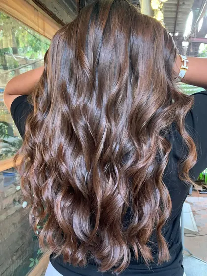 The shine on this betel nut color is just beautiful. A perfect example of a healthy, non-bleach look. (No filter)