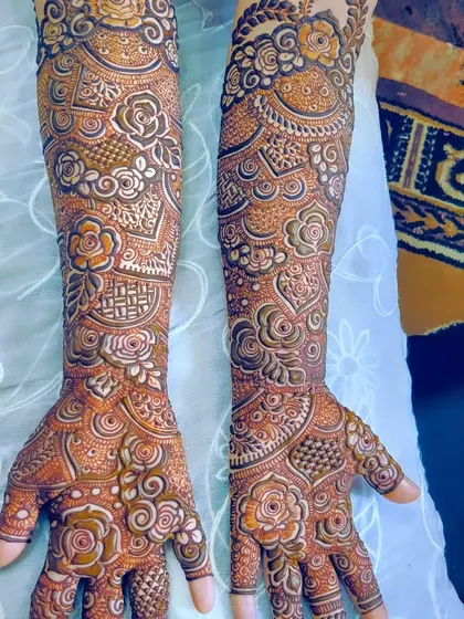 A lovely bridal design with a focus on roses and geometric patterns. The fresh paste is so clean and precise.