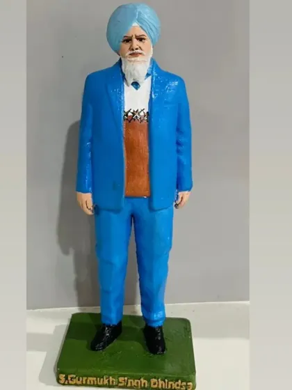I also create custom 3D miniature statues from photos. This full-figure statue was created as a special memento.
