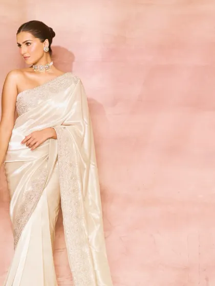A full-length view of Tara Sutaria in a breathtaking white sari, perfectly complemented by our Polki and pearl choker.