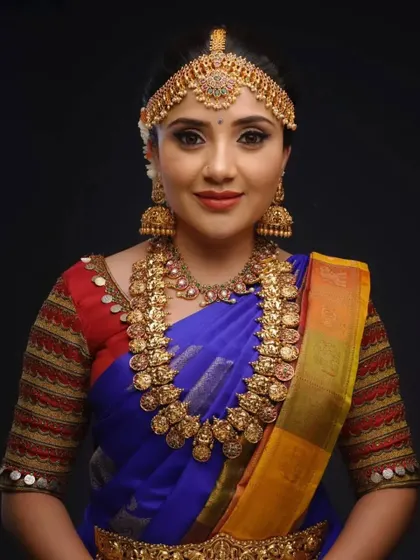 A classic portrait of a South Indian bride. The antique gold finish of the jewellery gives it an authentic, heirloom feel that I absolutely love.