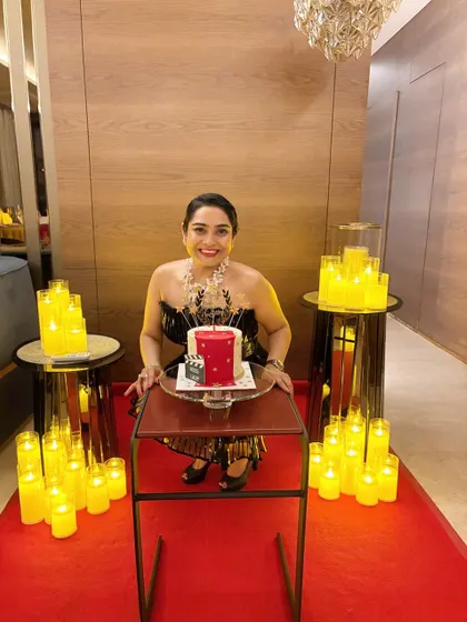 A red carpet moment for a boss lady's birthday, but this design would be perfect for a glamorous engagement party too. The Nutella Hazelnut cake is decorated with a red carpet and gold stars.