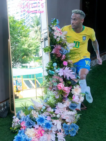We can even incorporate your child's favorite sports heroes into the decor, like this life-sized Neymar cutout framed by a beautiful floral arrangement.