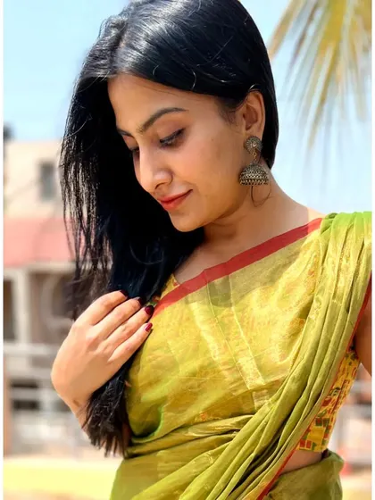A calm and serene look in our mehendi green tissue cotton saree from the 'Aarini' collection. Paired with simple jhumkas, it's effortlessly elegant.