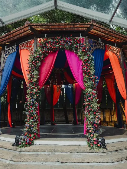 The full view of the Moroccan-themed Sangeet stage, with its vibrant drapes and floral arch, creating a rich and festive atmosphere.
