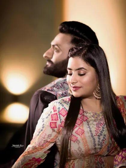 A close-up showing the soft glam makeup that is perfect for both day and night scenes during a long pre-wedding shoot.