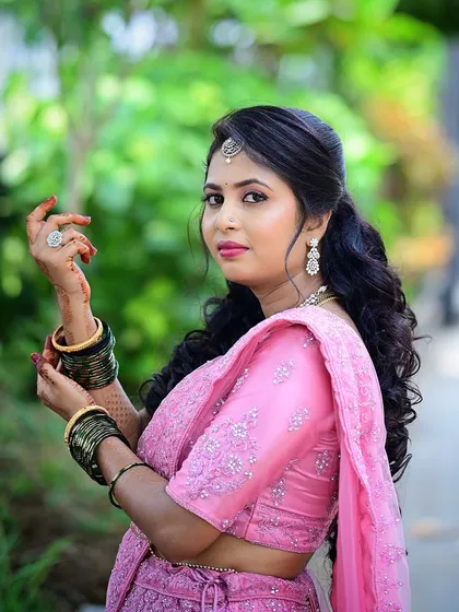 A beautiful portrait of Tejeshwini, showcasing her flawless reception makeup and hairstyle.