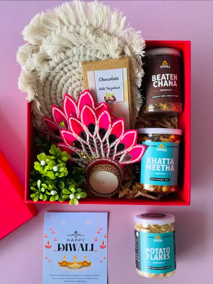 A variation of our red box hamper, this one features a beautiful peacock-themed t-light holder.