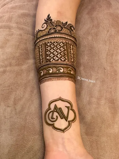 The initial outline for the personalized arm band. This shows how we can incorporate any initials or names into a beautiful and intricate design.