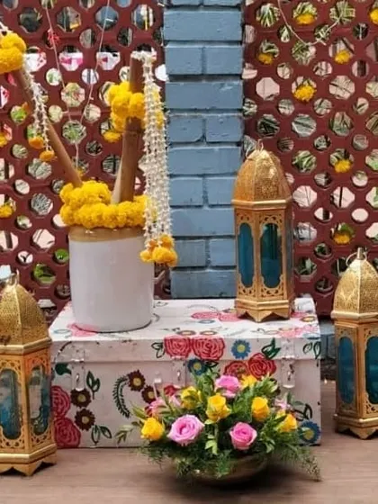 This image shows the decorative elements we use to style our gift and favor stations. Moroccan-style lanterns, floral arrangements, and custom-printed boxes create an inviting and thematic corner at your event.