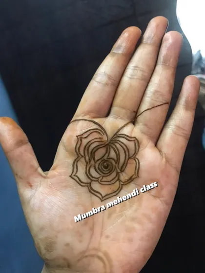 A simple bold flower outline. This is a great exercise for practicing cone control.