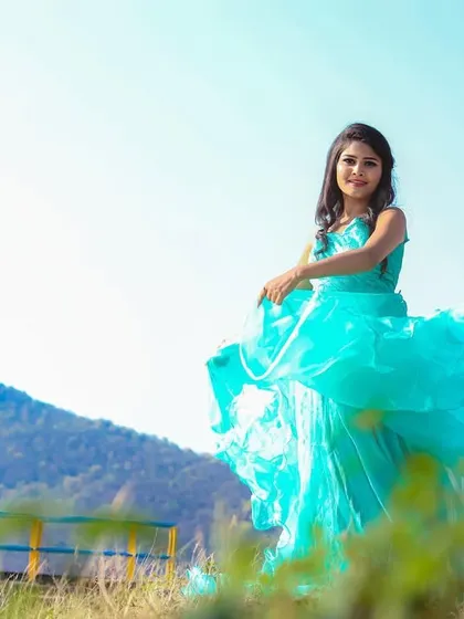 This light blue ruffled gown is perfect for a pre-wedding or a solo photoshoot, creating a dreamy, princess-like effect.