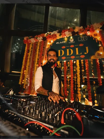 Another look at the DDLJ night. From "Ruk Ja O Dil Deewane" to "Tujhe Dekha Toh," it was a night of pure Bollywood nostalgia.