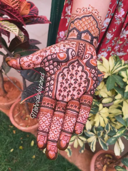 This design showcases our love for architectural details. The pattern on the back of the hand is inspired by the intricate arches and latticework of a traditional 'jharokha' window.