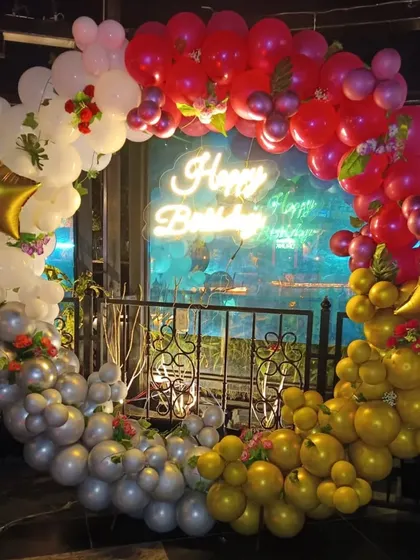 The full view of the multi-colored ring arch, a vibrant and eye-catching choice for any birthday celebration.