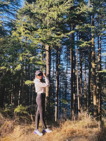 Being comfortable is key when you're in nature. This look features a simple hoodie, leggings, and sneakers, proving that you can be practical and stylish at the same time.