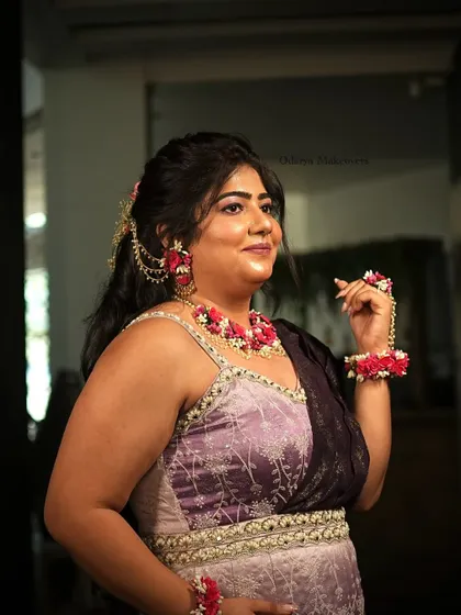 A full look at the bride's Mehendi outfit and accessories. The floral jewellery is a popular and beautiful choice for pre-wedding functions.